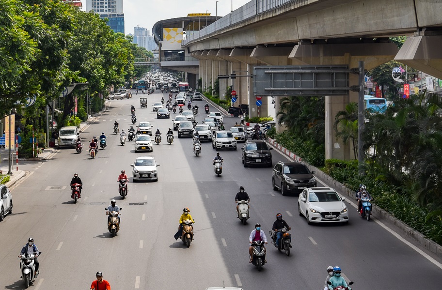 Hà Nội thí điểm tách làn ô tô xe máy trên trục đường Nguyễn Trãi