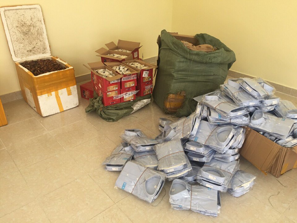 Quảng Ninh: Bắt giữ xe khách chở hàng hóa không rõ nguồn gốc