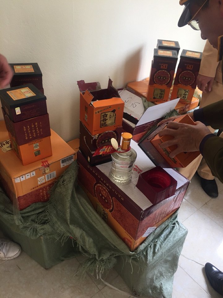 Quảng Ninh: Bắt giữ xe khách chở hàng hóa không rõ nguồn gốc