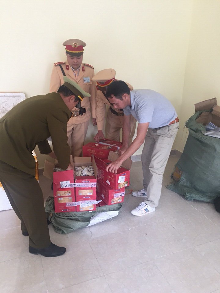 Quảng Ninh: Bắt giữ xe khách chở hàng hóa không rõ nguồn gốc