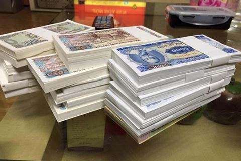 Thị trường đổi tiền mừng tuổi Tết Mậu Tuất sôi động