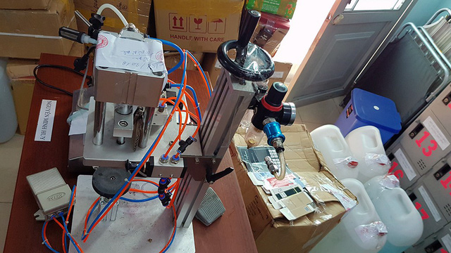 Phát hiện cơ sở làm giả nước hoa hàng hiệu tại TP.HCM 