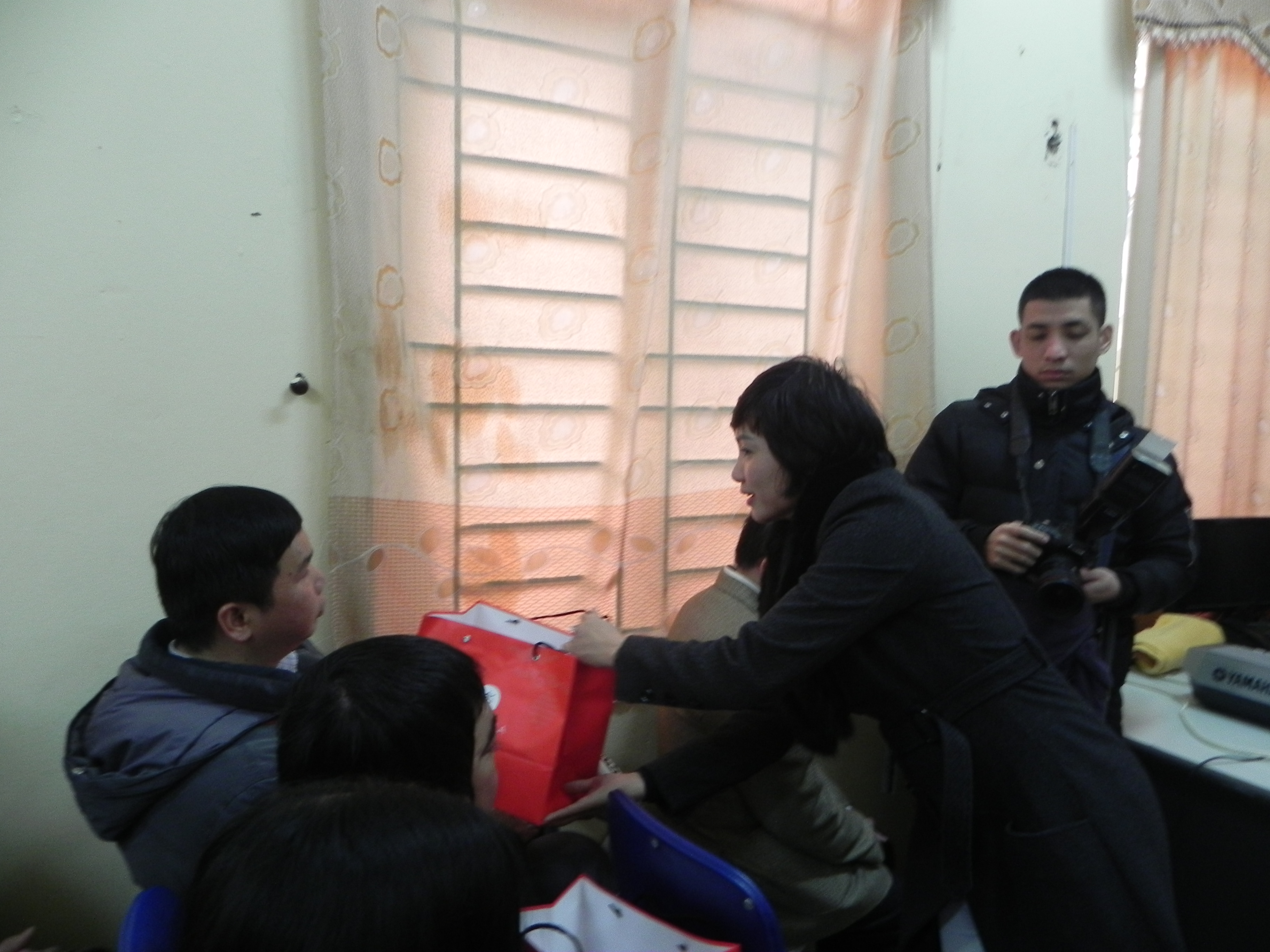 “Chuyến xe yêu thương” trao quà Tết cho người khiếm thị Hà Nội