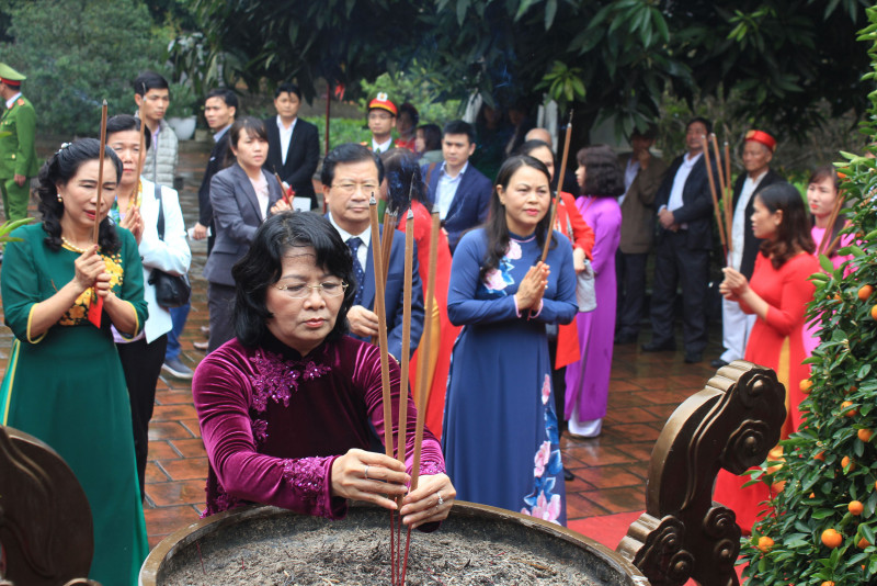 Khai hội Đền thờ Hai Bà Trưng 2018 và đón nhận Bằng công nhận Di sản văn hóa phi vật thể quốc gia Lễ hội Đền thờ Hai Bà Trưng