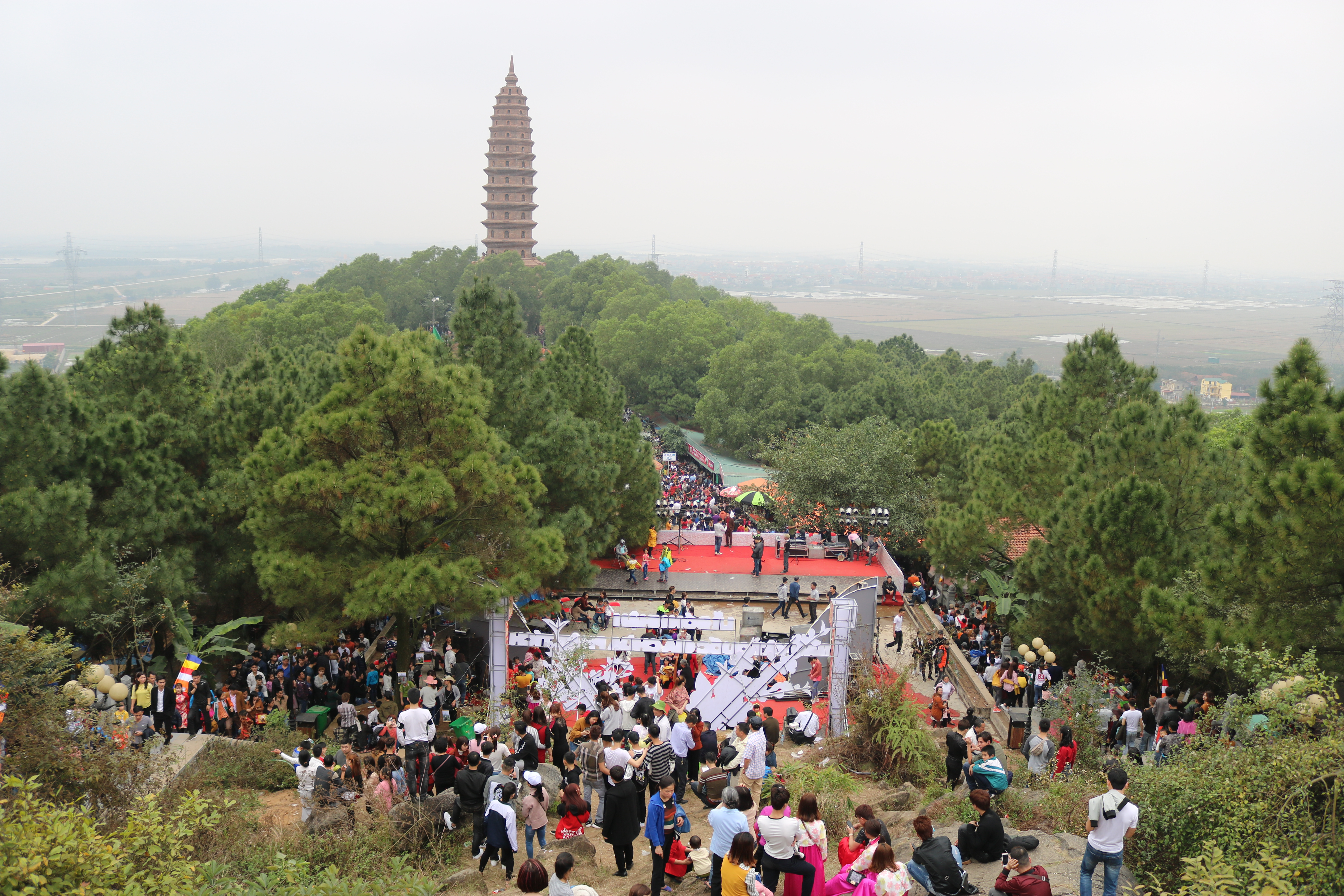 Chùa Phật Tích: Tấp nập dòng người du xuân trẩy hội 