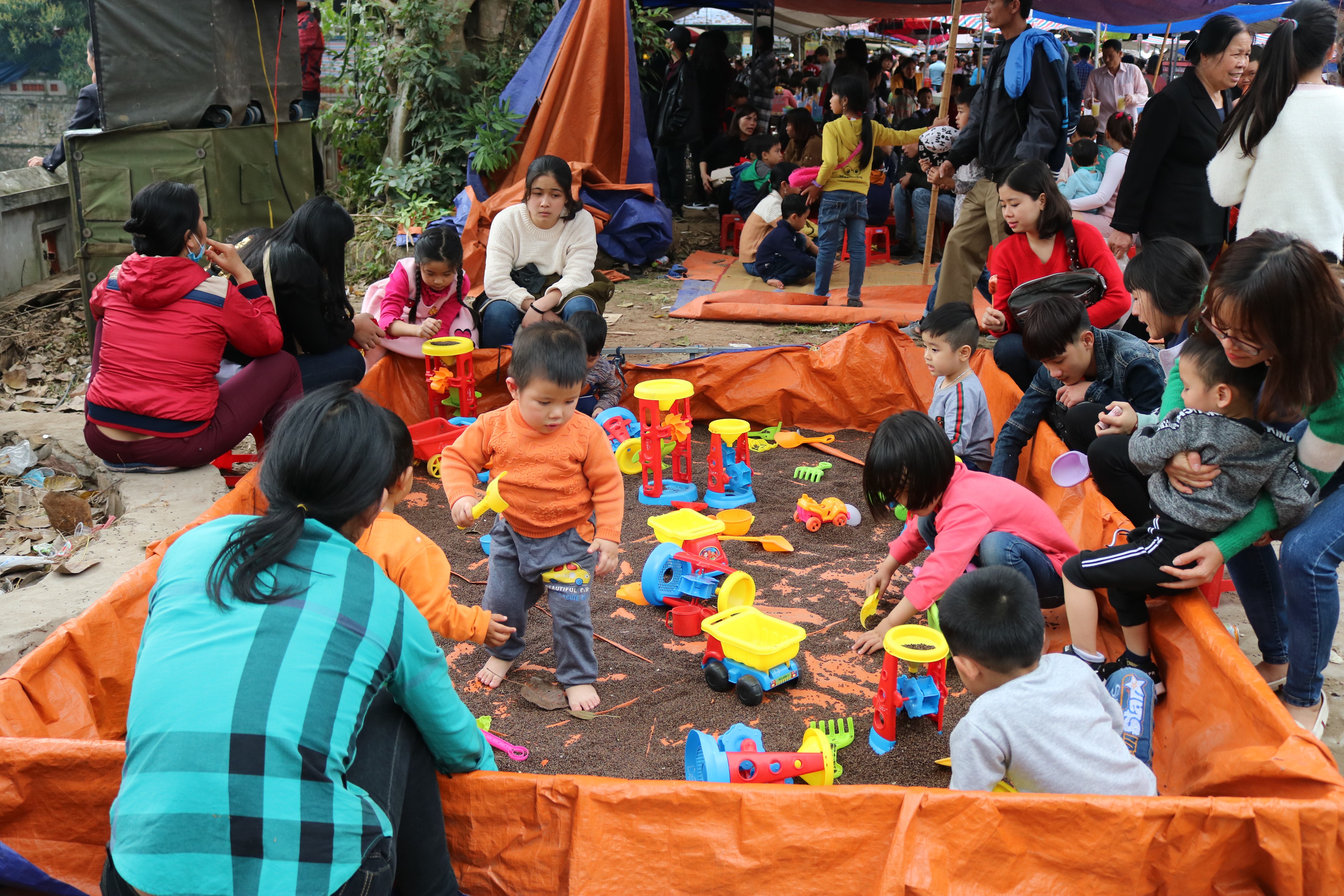 Chùa Phật Tích: Tấp nập dòng người du xuân trẩy hội 