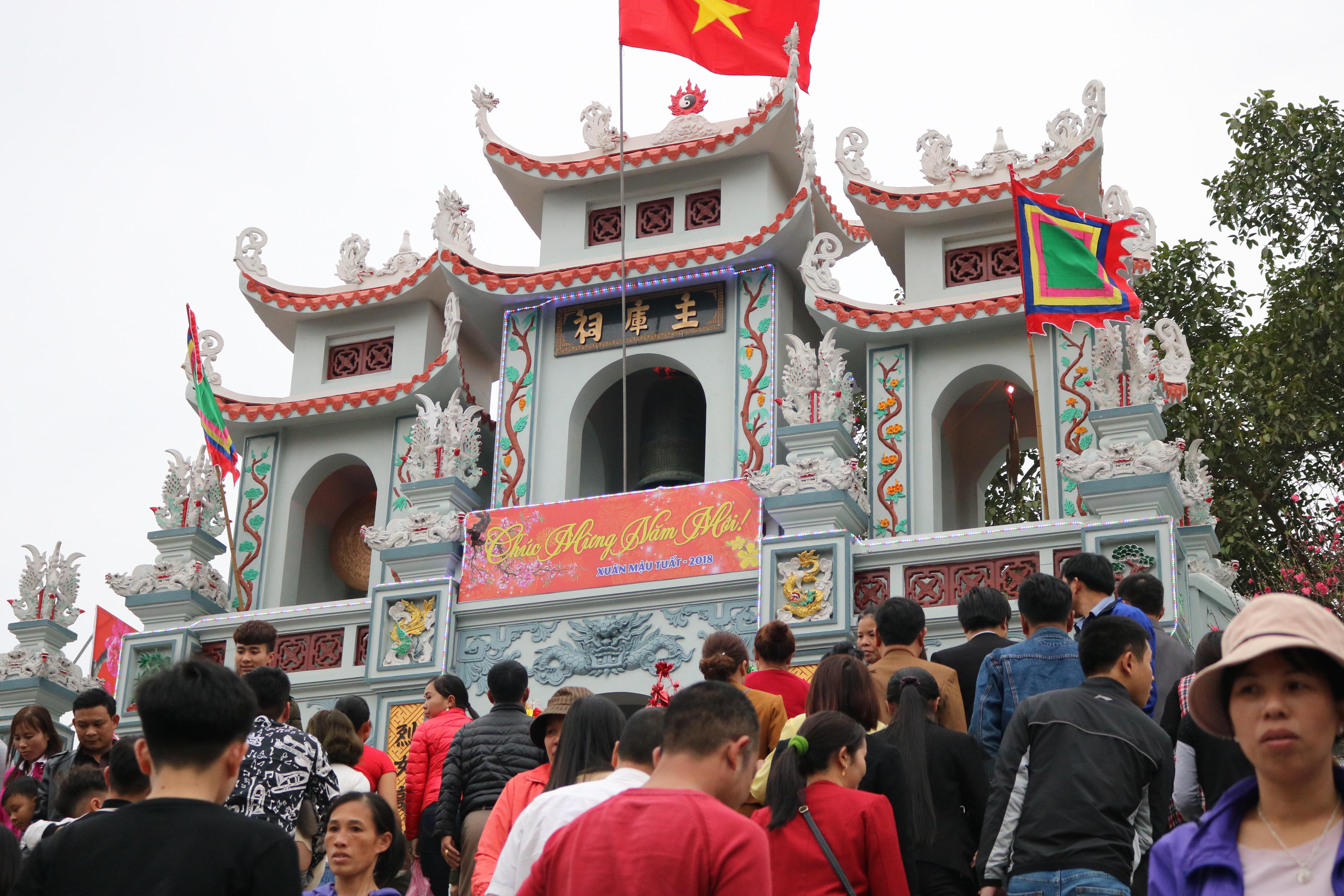 Lễ hội Đền Bà Chúa Kho: Chen chúc “vay mượn” người ra không được, người vào chẳng xong