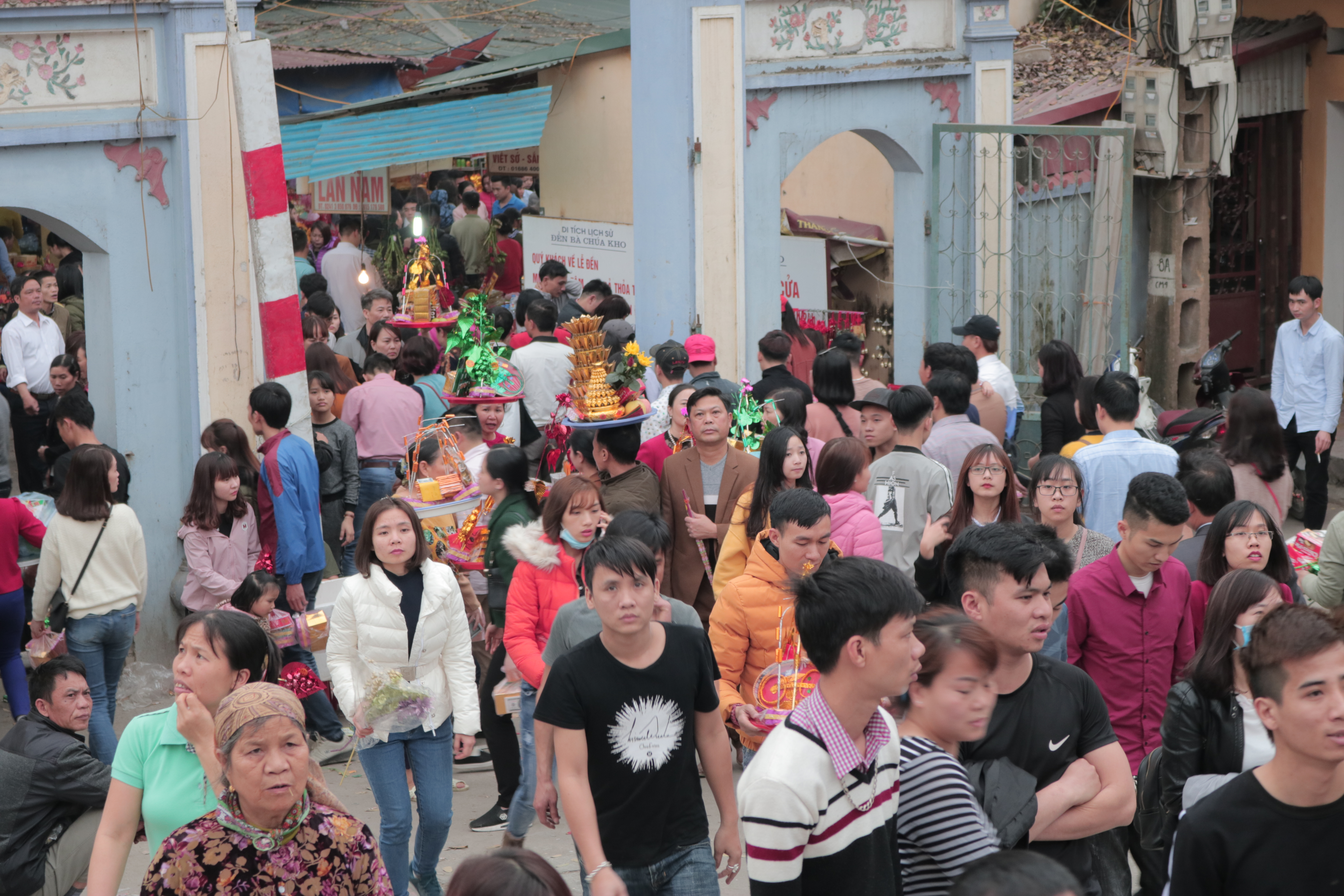 Lễ hội Đền Bà Chúa Kho: Chen chúc “vay mượn” người ra không được, người vào chẳng xong