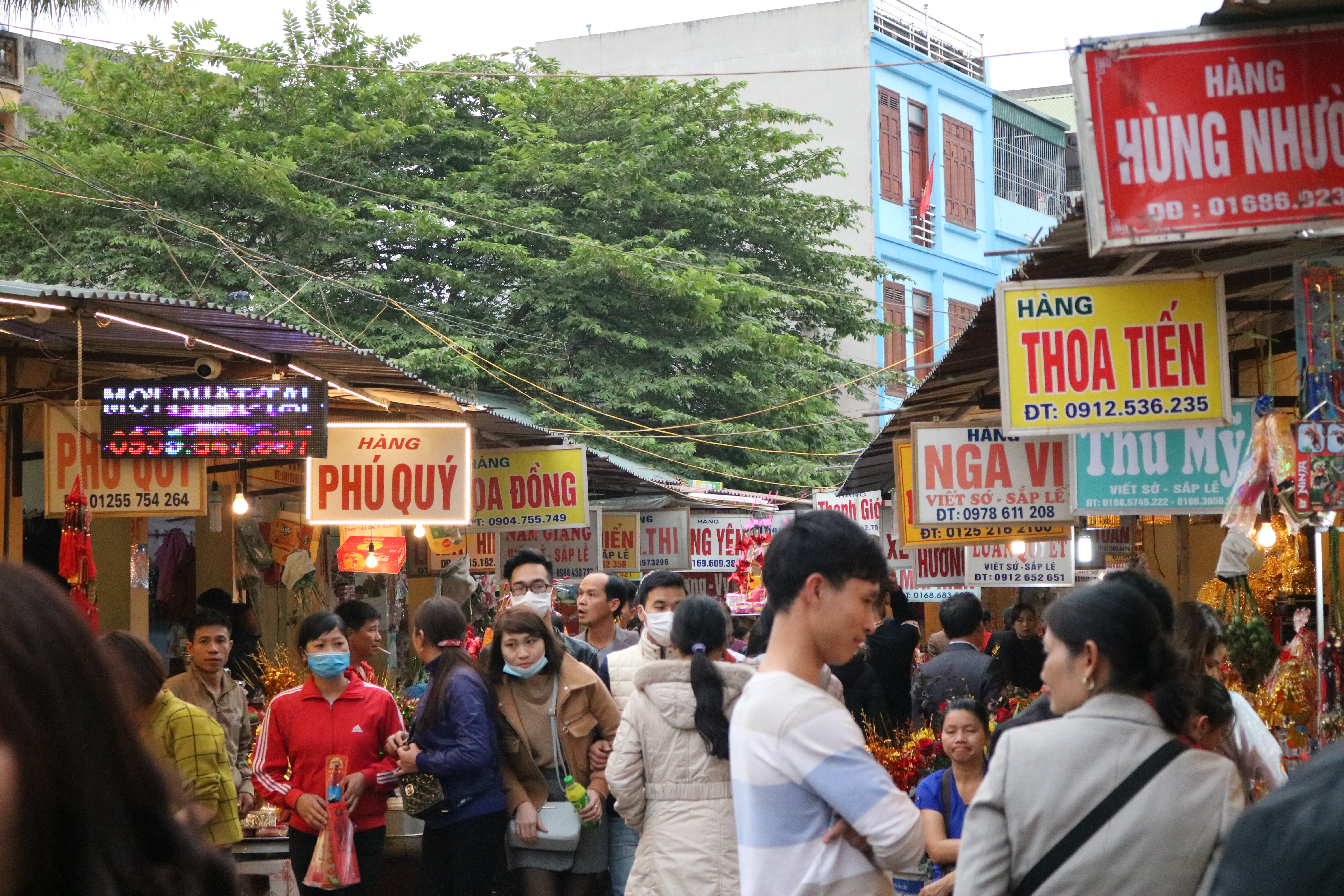 Lễ hội Đền Bà Chúa Kho: Chen chúc “vay mượn” người ra không được, người vào chẳng xong