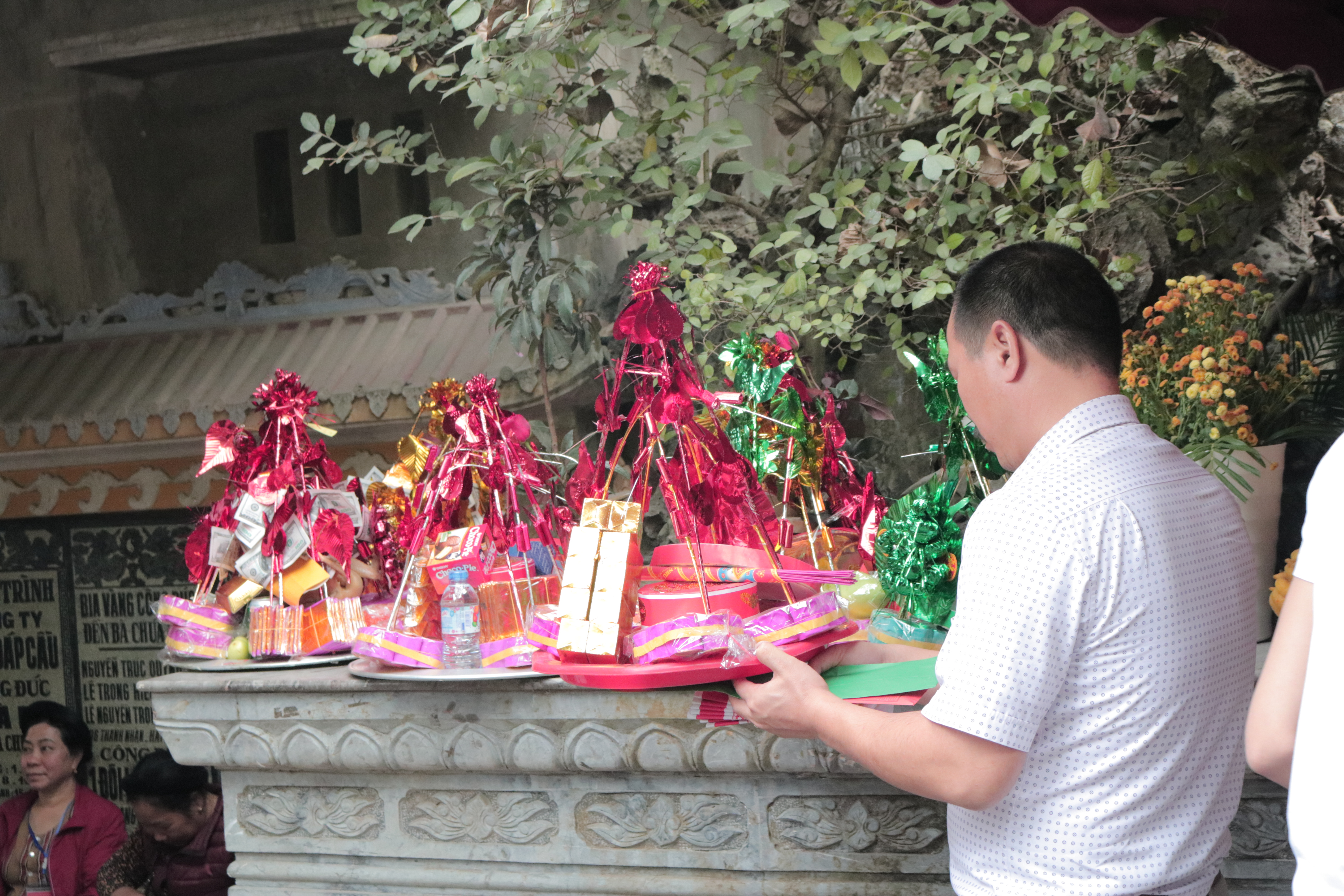 Lễ hội Đền Bà Chúa Kho: Chen chúc “vay mượn” người ra không được, người vào chẳng xong