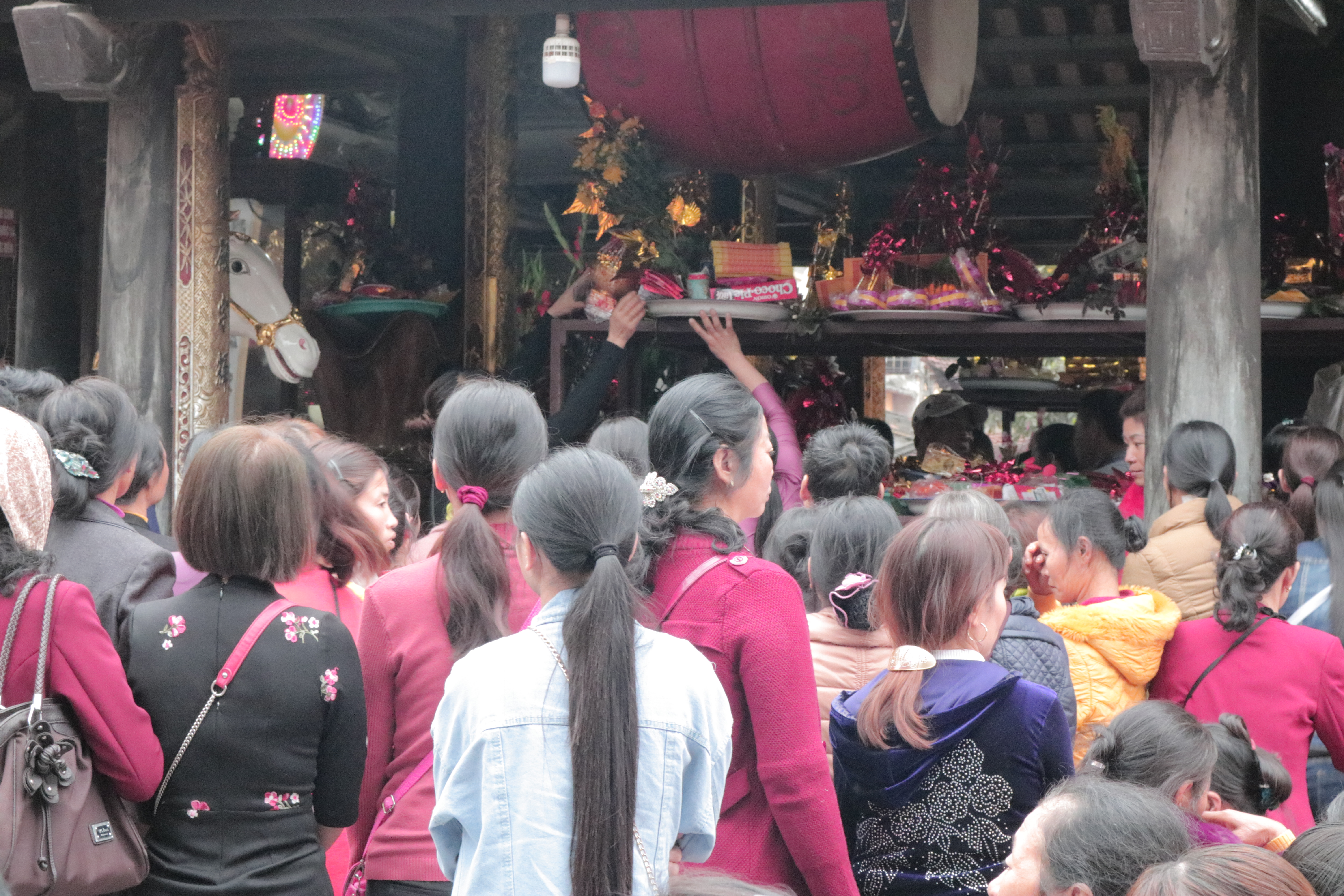 Lễ hội Đền Bà Chúa Kho: Chen chúc “vay mượn” người ra không được, người vào chẳng xong