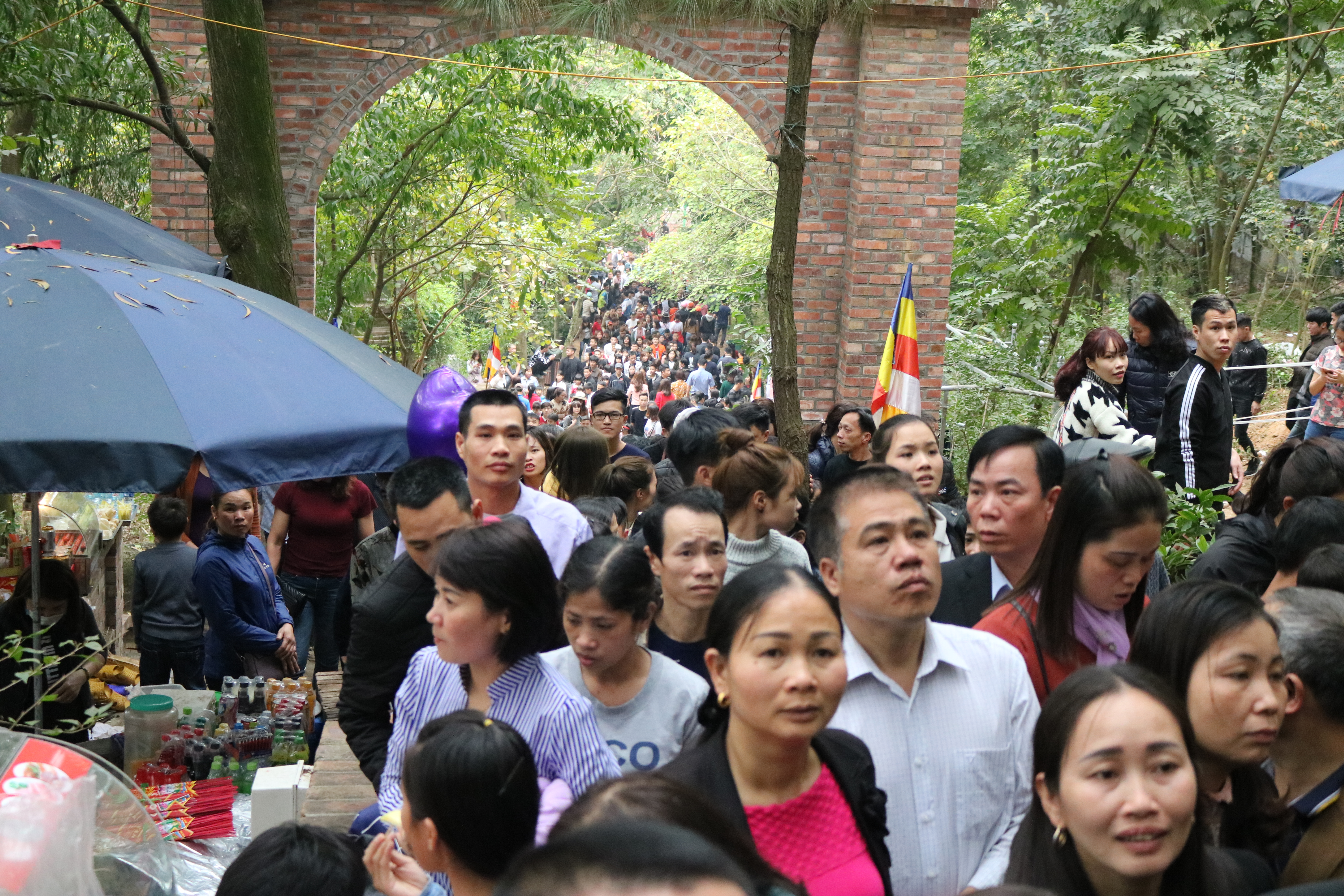 Chùa Phật Tích: Tấp nập dòng người du xuân trẩy hội 