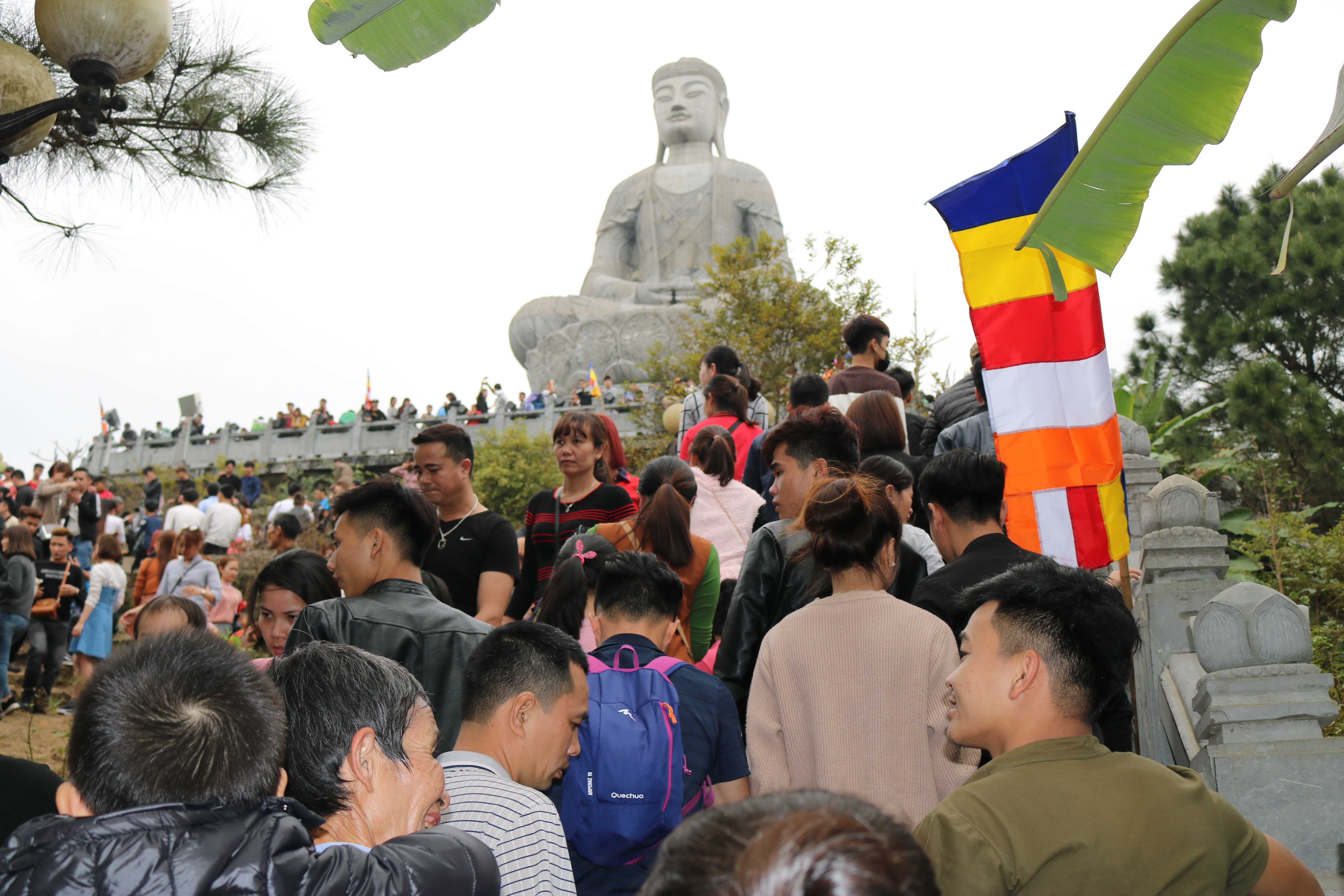Chùa Phật Tích: Tấp nập dòng người du xuân trẩy hội 