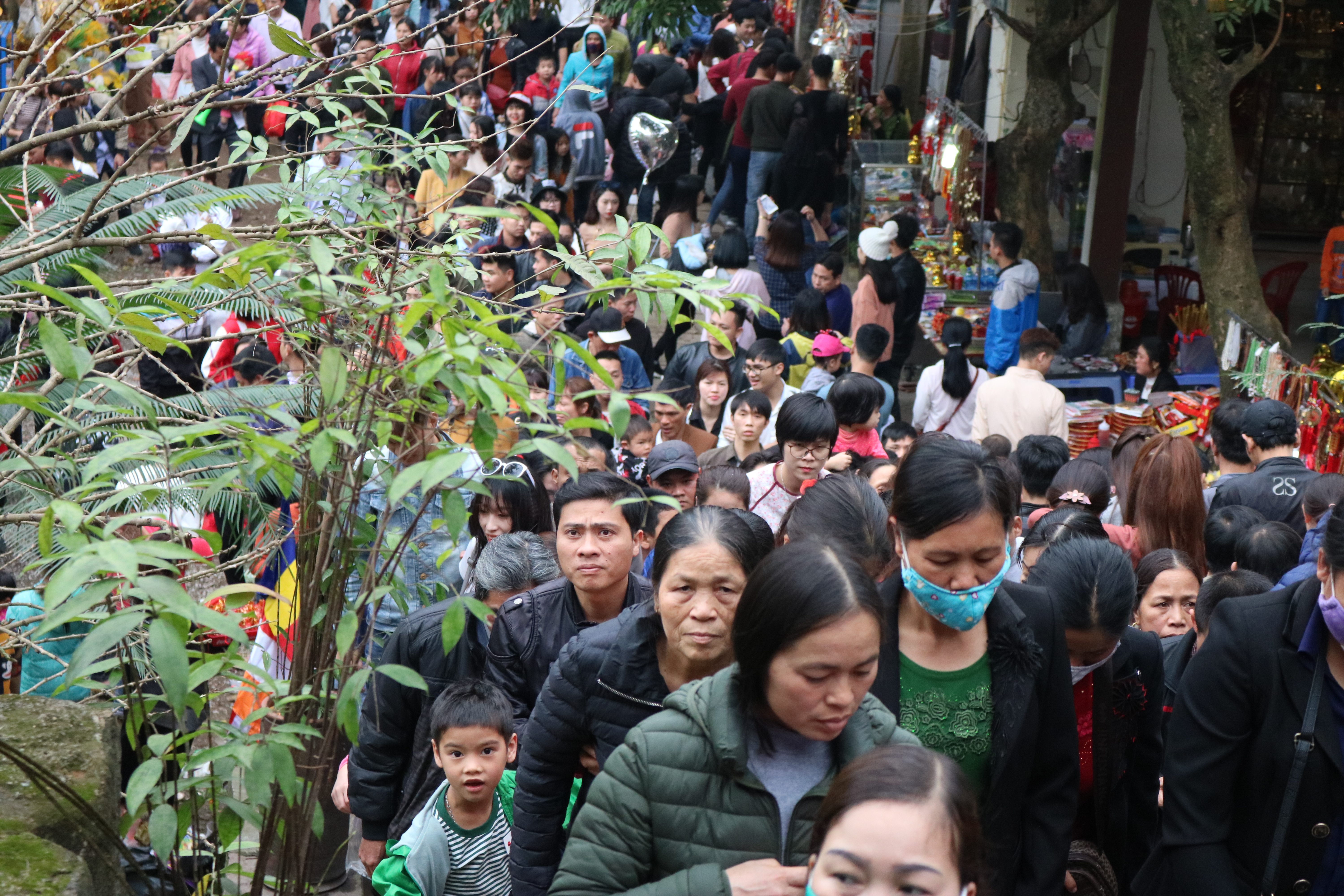 Chùa Phật Tích: Tấp nập dòng người du xuân trẩy hội 