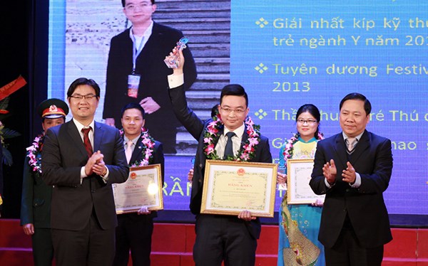 Tôn vinh các thầy thuốc tận tâm