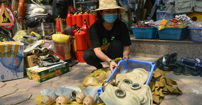 Người dân mua mặt nạ phòng khói độc, thang dây sau vụ cháy chung cư