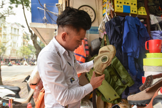 Người dân mua mặt nạ phòng khói độc, thang dây sau vụ cháy chung cư