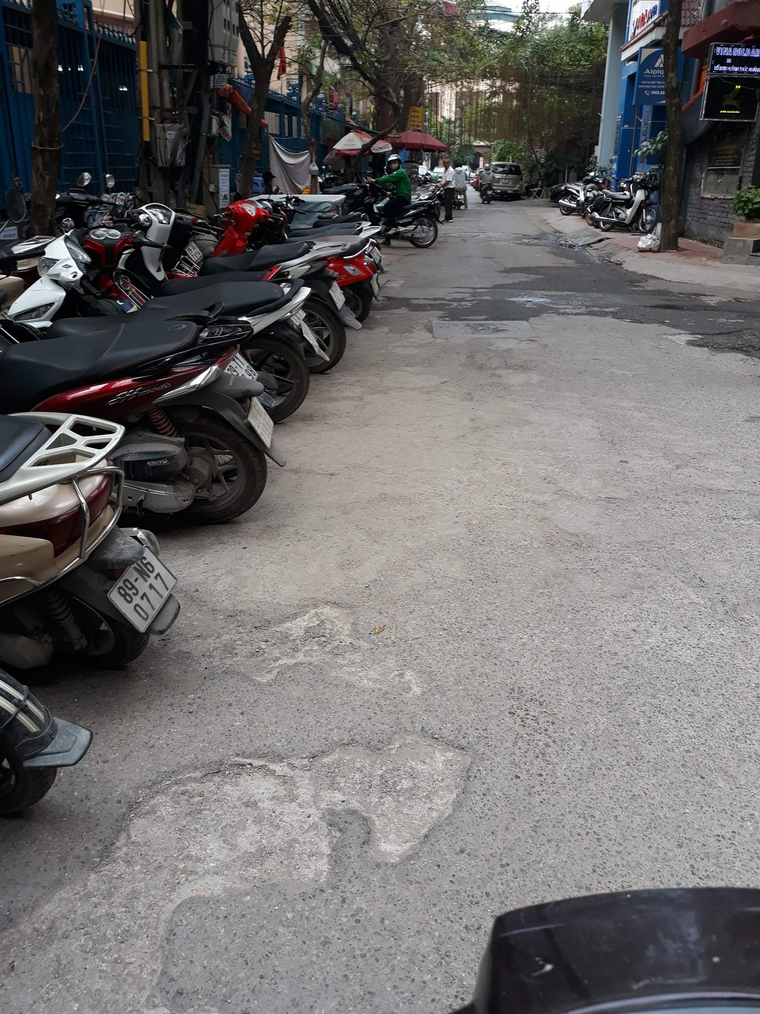 Phường Láng Hạ Người dân bức xúc vì xe máy, ôtô đỗ tràn lan dưới lòng đường 