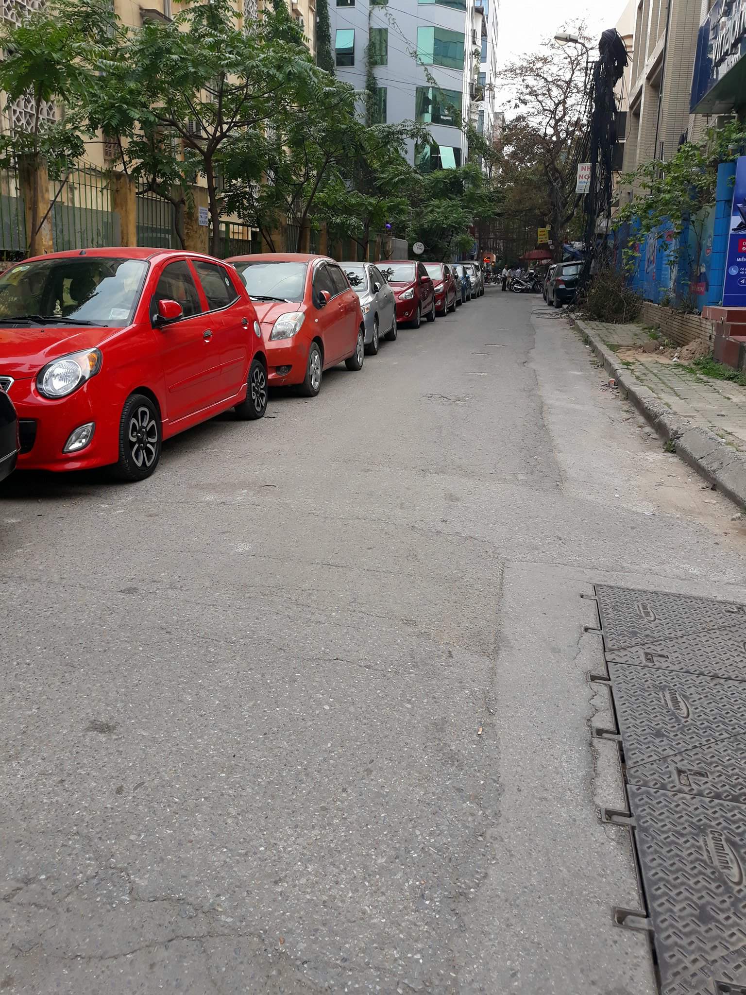 Phường Láng Hạ Người dân bức xúc vì xe máy, ôtô đỗ tràn lan dưới lòng đường 