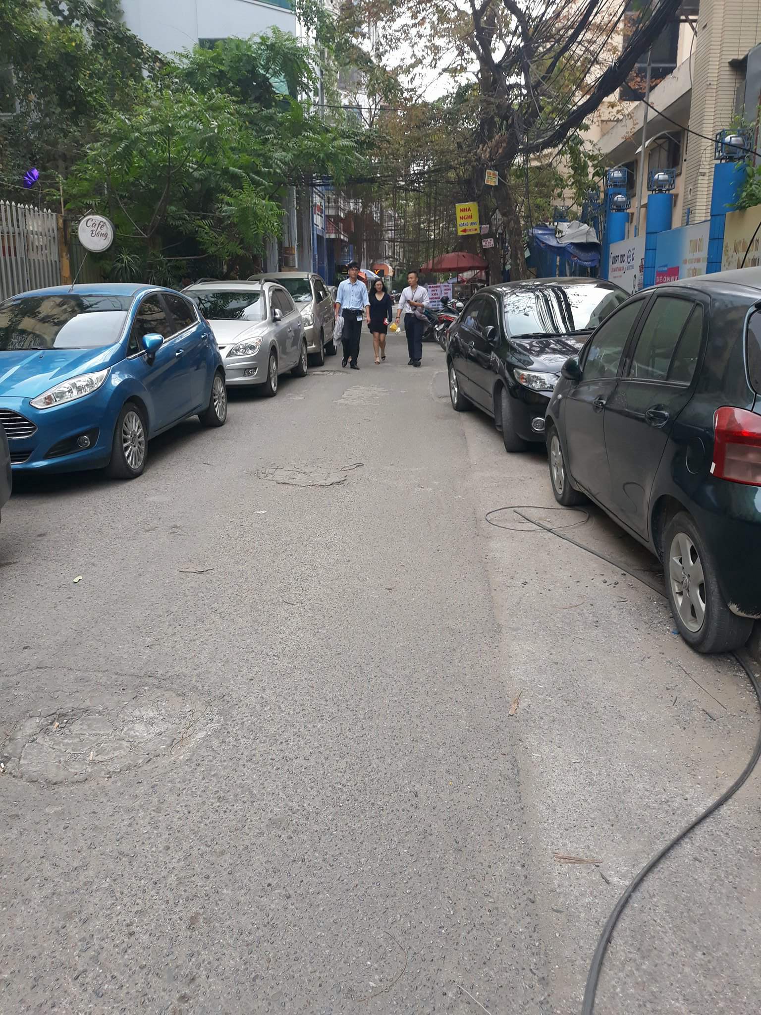 Phường Láng Hạ Người dân bức xúc vì xe máy, ôtô đỗ tràn lan dưới lòng đường 