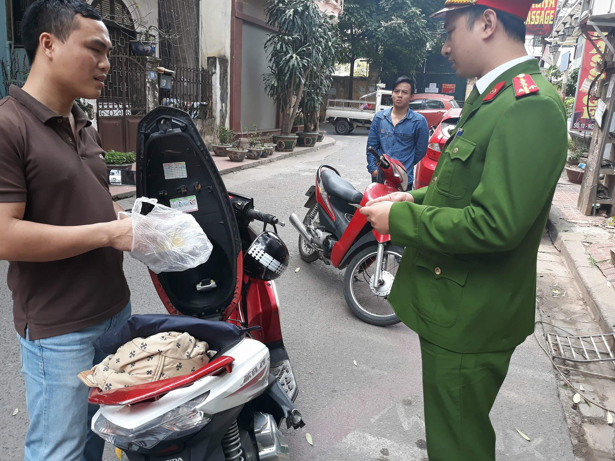 Phường Láng Hạ vi phạm trật tự đô thị sau khi nhận được phản ánh