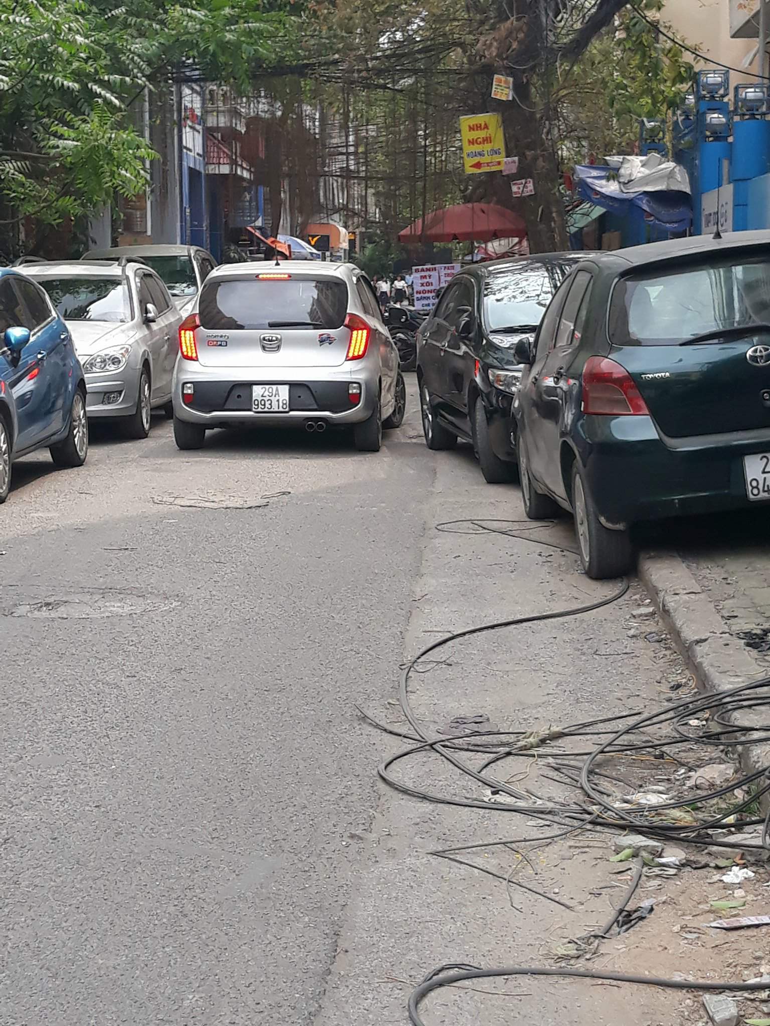 Phường Láng Hạ Người dân bức xúc vì xe máy, ôtô đỗ tràn lan dưới lòng đường 