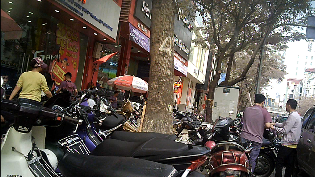 Hai showroom của Hà Nội Computer thi nhau lấn chiếm vỉa hè làm nơi giữ xe cho khách