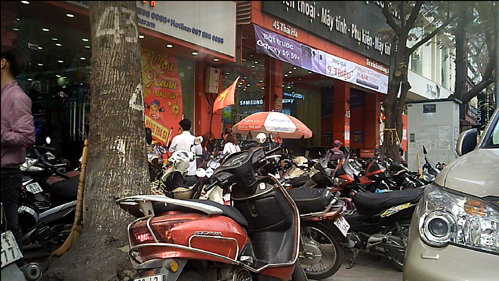 Hai showroom của Hà Nội Computer thi nhau lấn chiếm vỉa hè làm nơi giữ xe cho khách