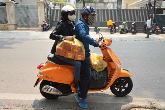 Người dân mua mặt nạ phòng khói độc, thang dây sau vụ cháy chung cư