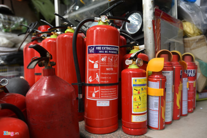 Người dân mua mặt nạ phòng khói độc, thang dây sau vụ cháy chung cư