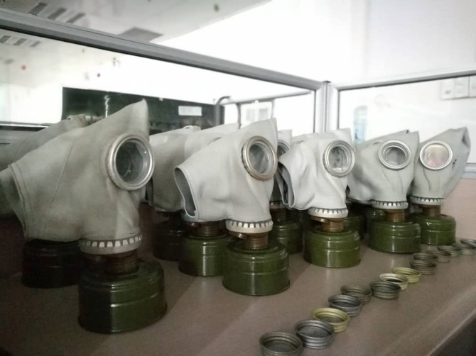 Người dân mua mặt nạ phòng khói độc, thang dây sau vụ cháy chung cư