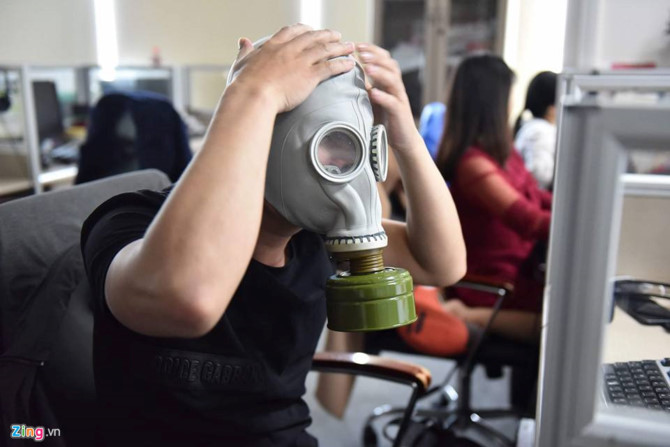 Người dân mua mặt nạ phòng khói độc, thang dây sau vụ cháy chung cư