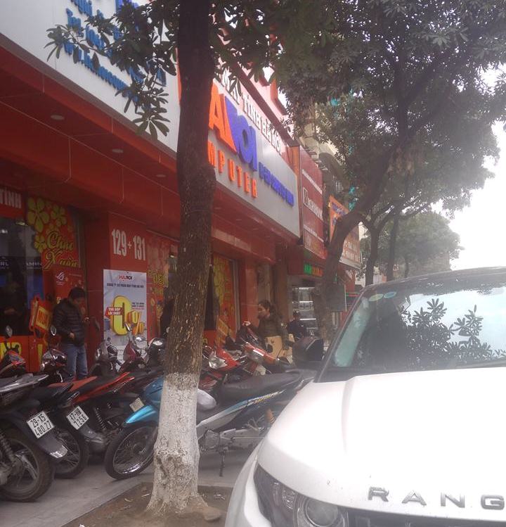 Hai showroom của Hà Nội Computer thi nhau lấn chiếm vỉa hè làm nơi giữ xe cho khách