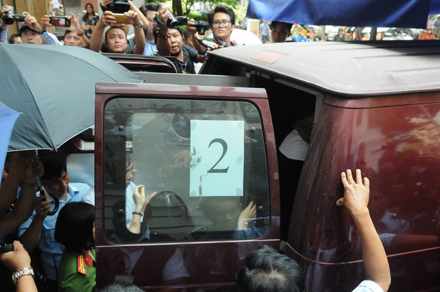 Bắt khẩn cấp 2 nữ nhân viên Eximbank tại TPHCM