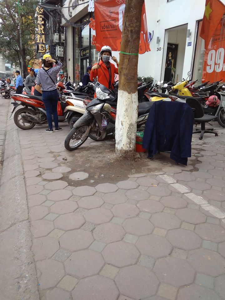 Ivy Moda: Nhiều cửa hàng ngang nhiên lấn chiếm vỉa hè thành nơi giữ xe