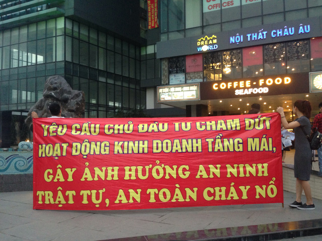 Có vấn đề về an toàn PCCC cư dân chung cư Hei Tower tràn ra đường căng băng rôn phản đối chủ đầu tư 