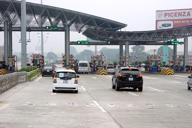 Hoàn tất dán tem thu phí tự động thu phí qua trạm BOT cho toàn bộ xe trên cả nước trong năm2018