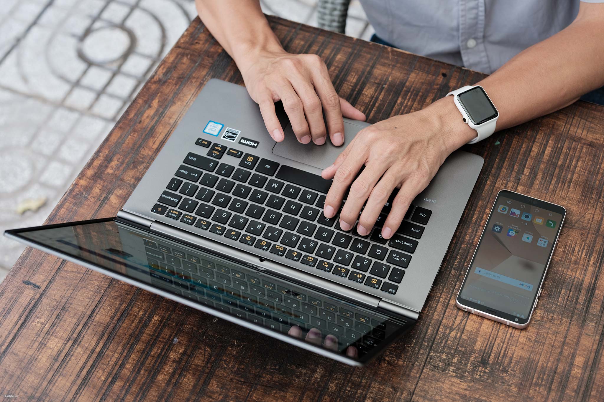 Laptop tương lai có thể không còn bàn phím và phím bấm