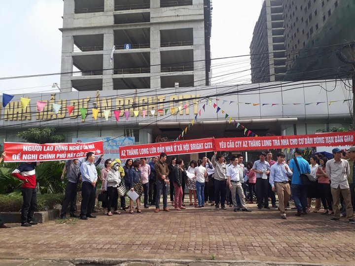 Bright City: Cư dân căng băng rôn cầu cứu