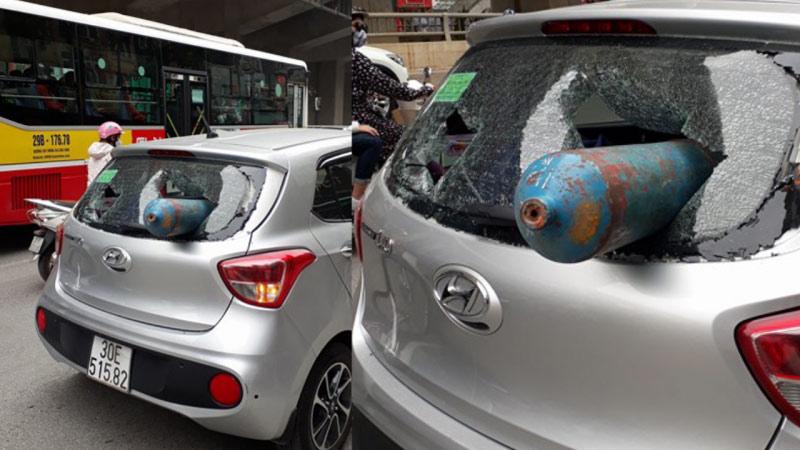 Sốc: Bình ga đâm xuyên ô tô con