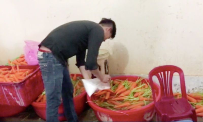 Tp Hồ Chí Minh: Tẩy trắng 6 tấn cà rốt/ngày trước khi bán ra thị trường