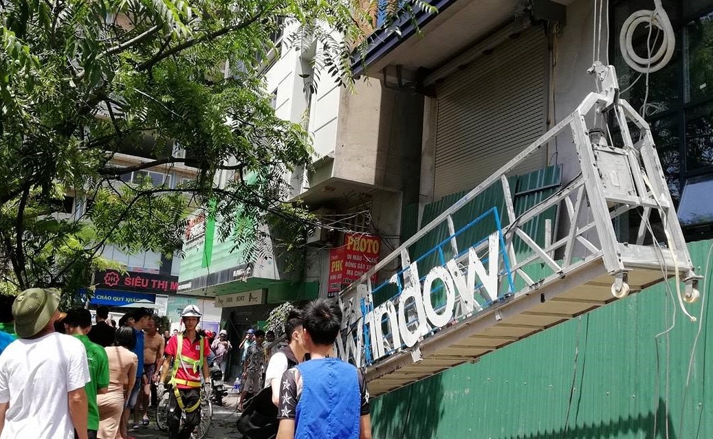 Sập giàn cẩu lau kính, 2 người bị thương nặng