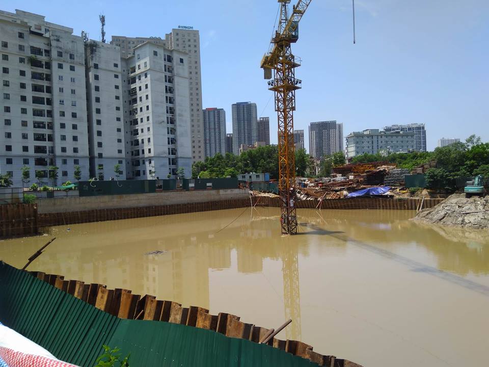 Dự án MHD Trung Văn: Phần móng hầm của dự án biến thành hồ nước lớn sau cơn mưa 