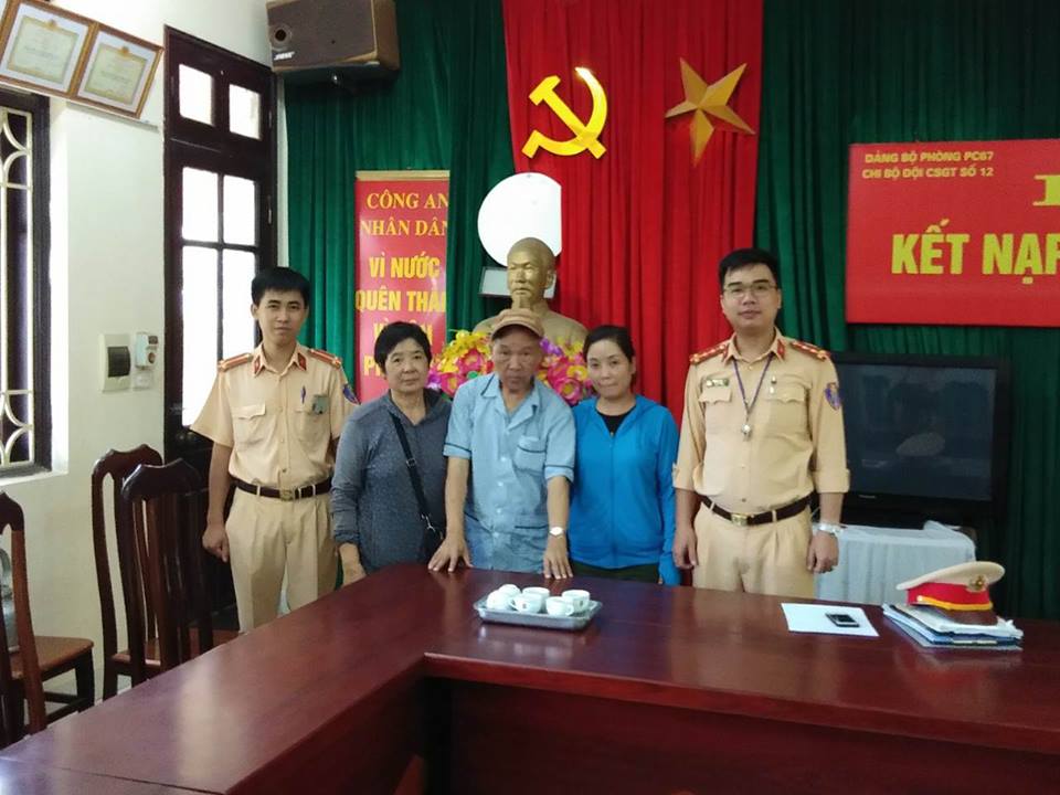 Hà Nội: Đội CSGT 12 cứu giúp cụ ông 80 tuổi ngất lịm bên vệ đường