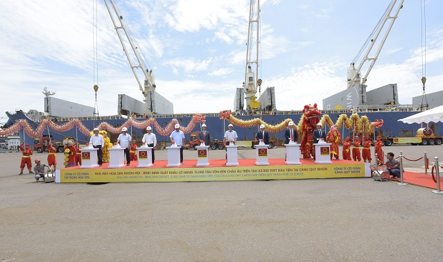 Tôn Hoa Sen xuất lô hàng 15.000 tấn đầu tiên từ Bình Định đi châu Âu