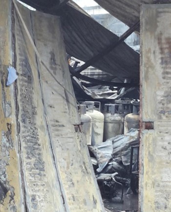 Cháy lớn cạnh chân cầu Vĩnh Tuy