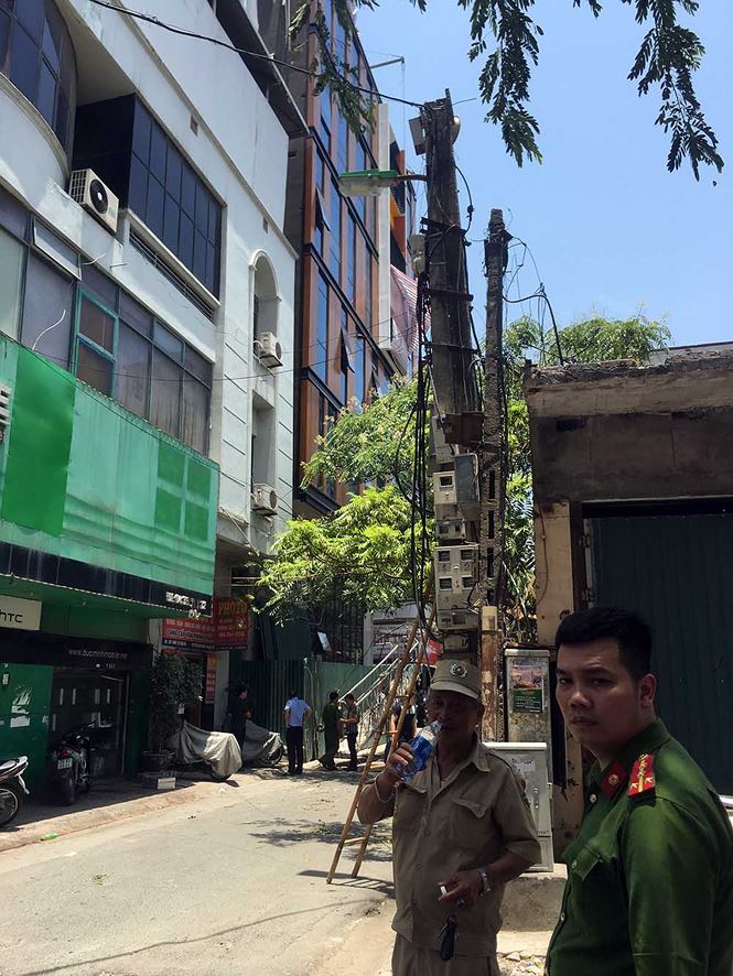 Sập giàn cẩu lau kính, 2 người bị thương nặng