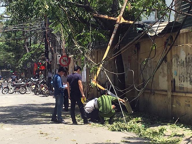 Sập giàn cẩu lau kính, 2 người bị thương nặng