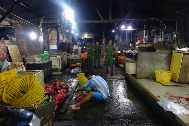 Bắt quả tang cơ sở chế biến nội tạng bò ngâm hóa chất
