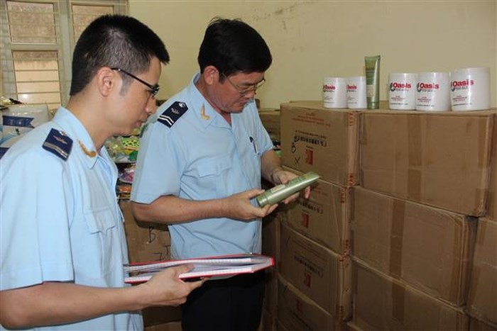 Quảng Ninh: Bắt giữ tàu vận chuyển hơn 2000 lọ mỹ phẩm nhập lậu
